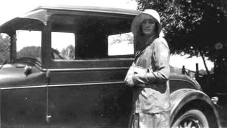 Lola Young with car